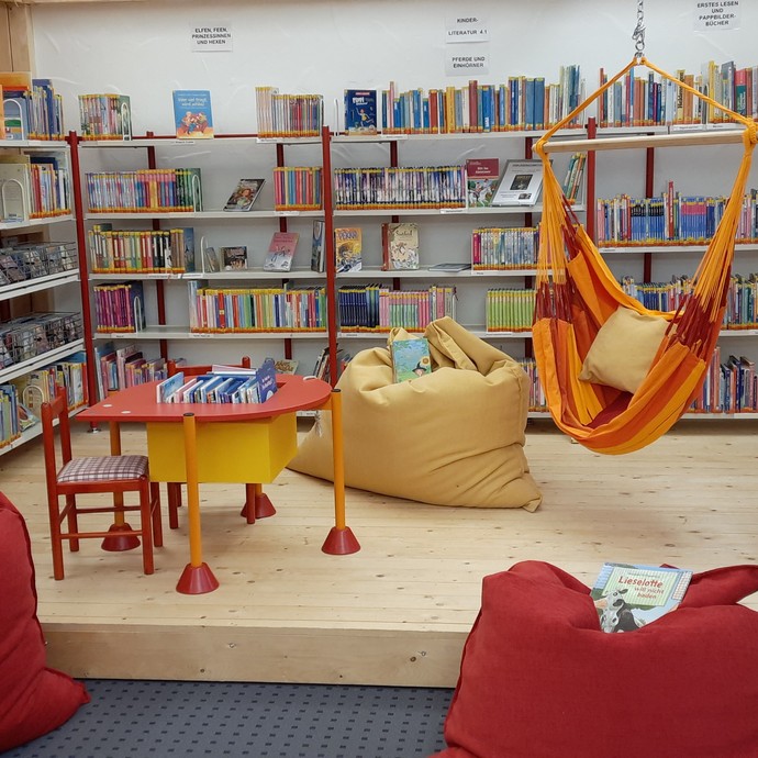 Lese- und Entspannungsbereich für Kinder in der Stadtbücherei (vergrößerte Bildansicht wird geöffnet)