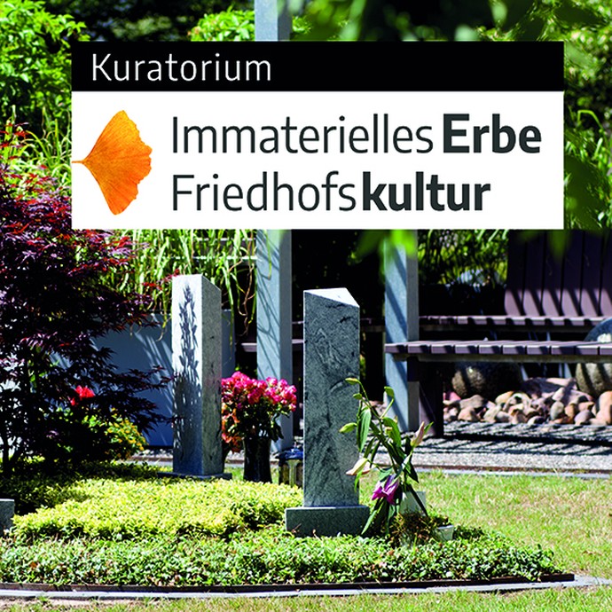 Friedhof mit Steele und Logo "Kuratorium Immaterielles Erbe Friedhofskultur" (vergrößerte Bildansicht wird geöffnet)