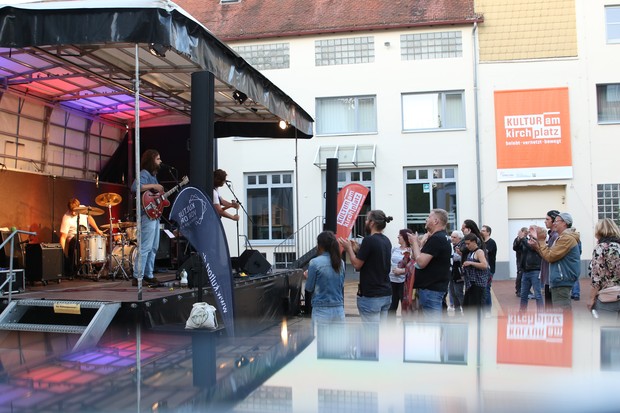 Band spielt ein Konzert bei einer Veranstaltung von Kultur am Kirchplatz