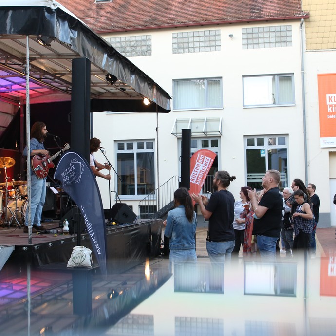 Band spielt ein Konzert bei einer Veranstaltung von Kultur am Kirchplatz (vergrößerte Bildansicht wird geöffnet)