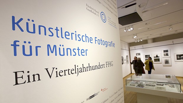Ausstellungswand mit der Aufschrift: "Künstlerische Fotografie für Münster - Ein Vierteljahrhundert FHG"