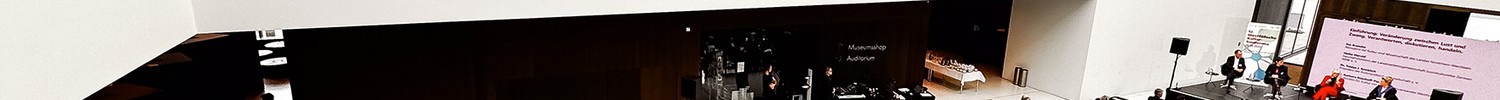 Publikum der 12. Westfälischen Kulturkonferenz bei der Eröffnungsrede im Foyer des Museums für Kunst und Kultur in Münster