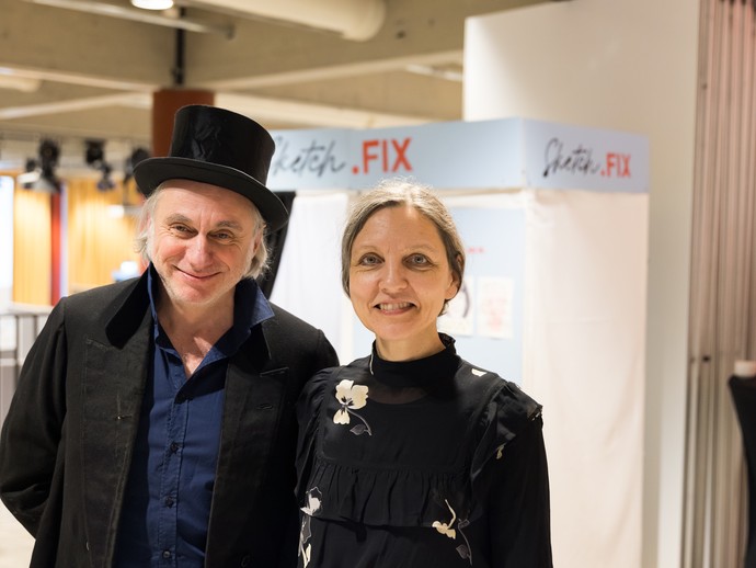 v. r.: Anja Tchepets und Johan Robin vor ihrem Sketch.Fix-Automat (vergrößerte Bildansicht wird geöffnet)