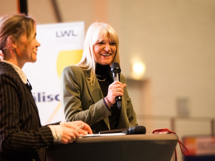 LWL-Kulturdezernentin Dr. Barbara Rüschoff-Parzinger beim Verabschieden der Teilnehmer:innen (vergrößerte Bildansicht wird geöffnet)