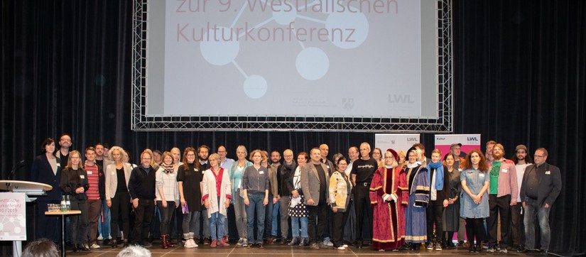 Mitwirkende der 9. Westfälischen Kulturkonferenz auf der Bühne