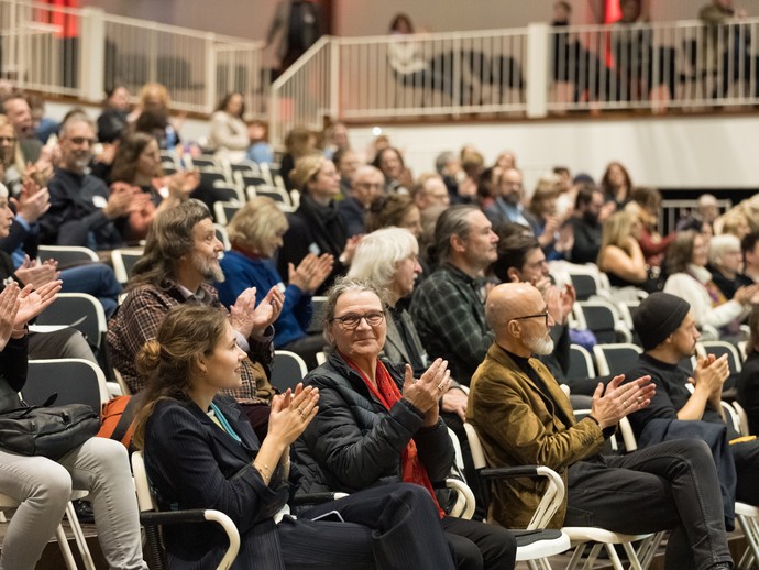 Konferenzteilnehmer:innen verfolgen die Reflexion der 14. Westfälischen Kulturkonferenz (vergrößerte Bildansicht wird geöffnet)