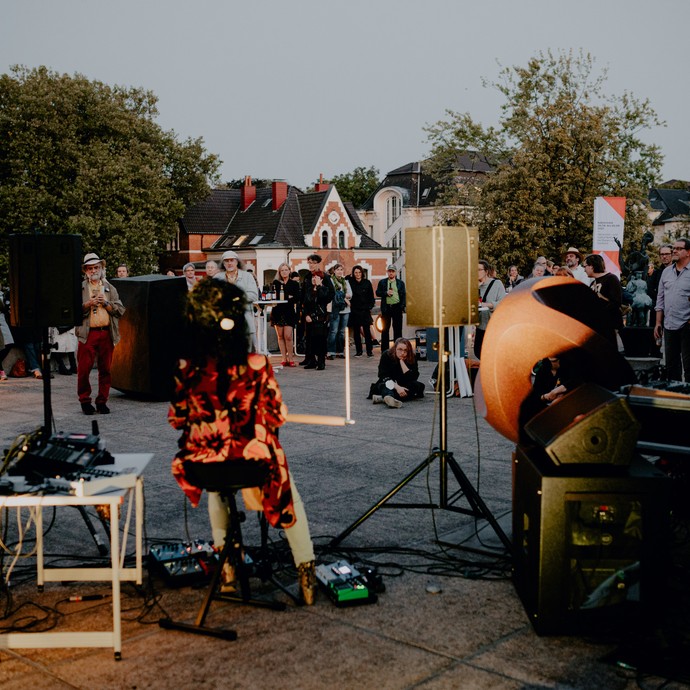 Menschen bei einer Performance während des Festivals (vergrößerte Bildansicht wird geöffnet)