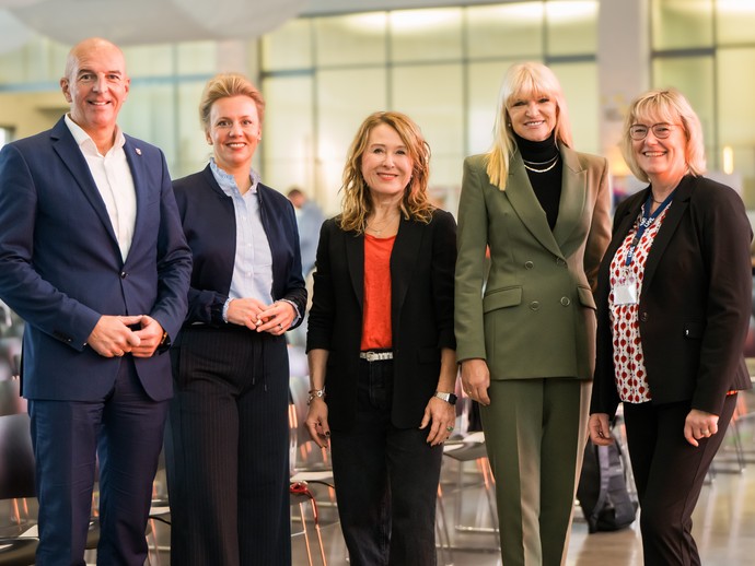 Personen auf einem Gruppenfoto bei der 13. Westfälischen Kulturkonferenz (vergrößerte Bildansicht wird geöffnet)