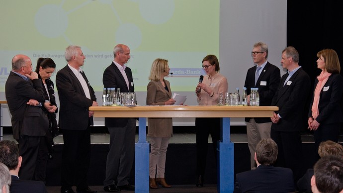 Mehrere Referent:innen der Konferenz auf der Bühne