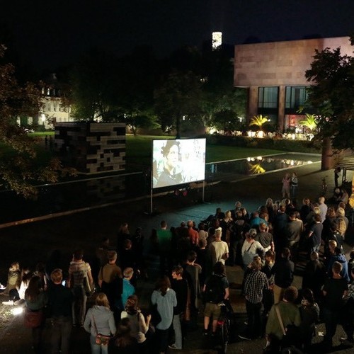 Ein Open-Air Kino in einer Innenstadt