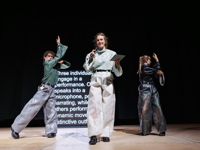 Charlotte Triebus (Mitte) beim Künstlerischen Kommentar mit Tänzer:innen Misha Ostenrath (l.) und Felicia Nilsson (r.) (vergrößerte Bildansicht wird geöffnet)