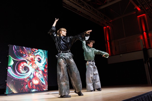 v.l.: Felicia Nilsson und Mischa Ostenrath bei der Performance "Precious Camouflage: The Code" von Charlotte Triebus