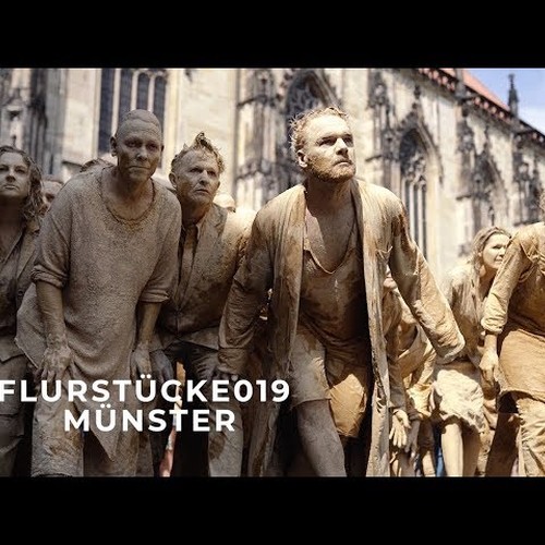 Schauspieler:innen auf dem Domplatz in Münster. Still aus dem Film "Flurstücke 019"