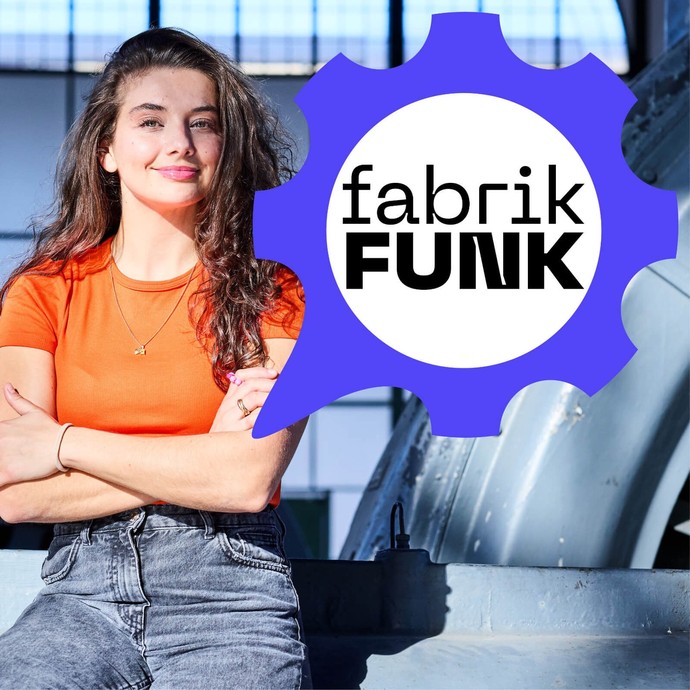 Moderatorin Nadine Hadad und das Logo des FabrikFunk-Podcasts
