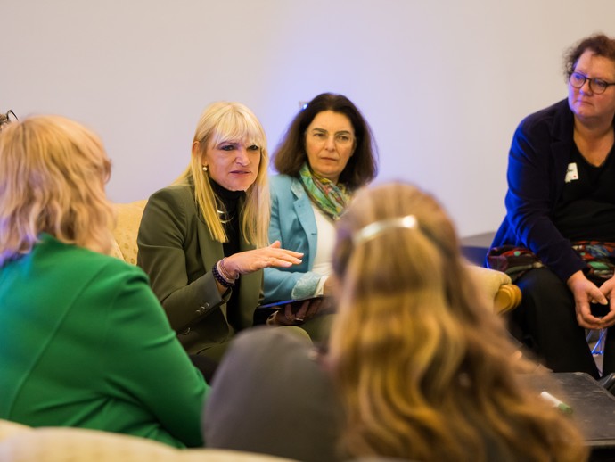 Die Kulturdezernentinnen von LWL und LVR Dr. Barbara Rüschoff Parzinger und Dr. Corinna Franz bei ihrer Table Session (vergrößerte Bildansicht wird geöffnet)