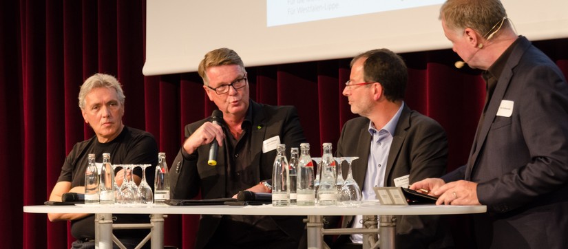 Harald Kahl, Andreas Kimpel und mit Markus Morr diskutieren mit Moderator Peter Grabowski auf der Bühne.