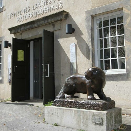 Das Kunstwerk "Pantherkatze" des Künstlers Heinrich Drake