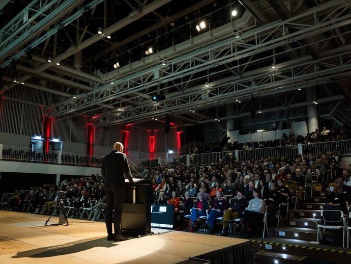 Der Direktor des Landschaftsverbandes Westfalen-Lippe Dr. Georg Lunemann begrüßt die Teilnehmenden der 14. Westfälischen Kulturkonferenz (vergrößerte Bildansicht wird geöffnet)