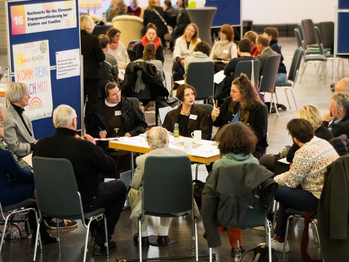 Konferenzteilnehmer:innen bei den Table Sessions (vergrößerte Bildansicht wird geöffnet)