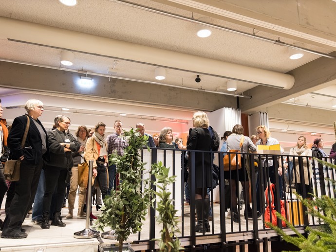 Dr. Yasmine Freigang eröffnet die KI-Werkstatt (vergrößerte Bildansicht wird geöffnet)