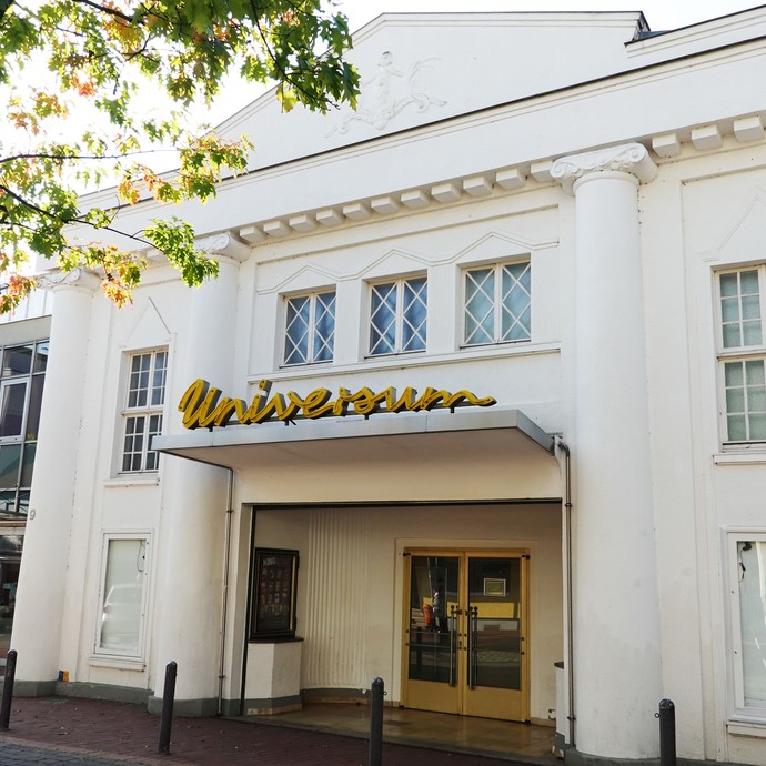 Das "Universum"-Kino von außen (vergrößerte Bildansicht wird geöffnet)