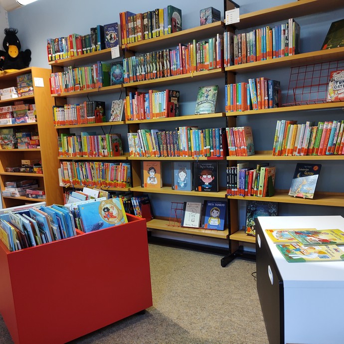 Bücherregal in der Bücheretage St. Margareta (vergrößerte Bildansicht wird geöffnet)