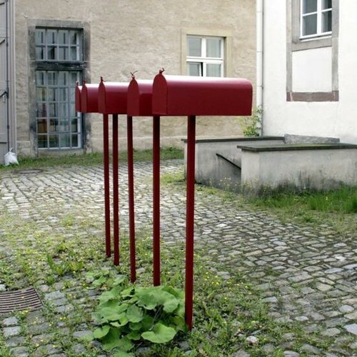 Das Foto das Kunstwerk des Künstlers Bogomir Ecker: fünf Roten Briefkasten auf der Straße