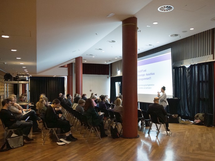 Katharina Mosene leitete das Forum "ChatGPT und Stereotype" (vergrößerte Bildansicht wird geöffnet)