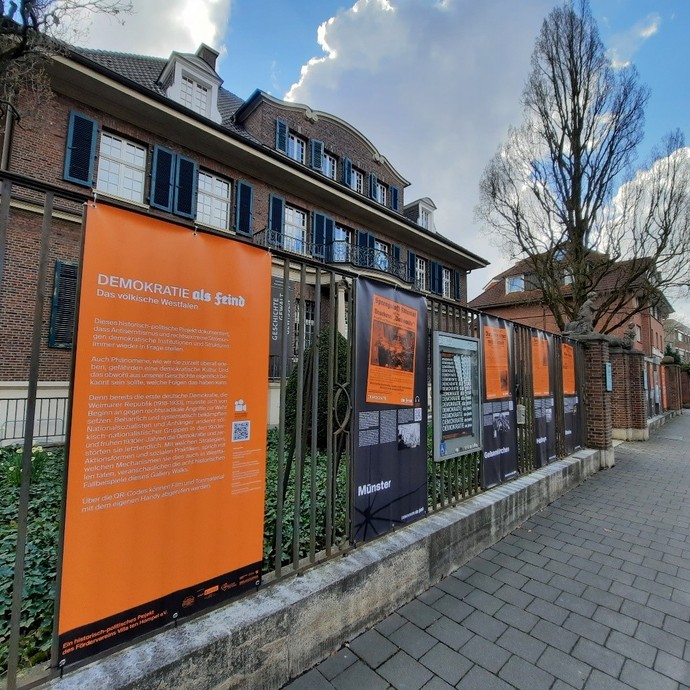 Gallery Walk „Demokratie als Feind – Das völkische Westfalen“ am Außenzaun der Villa (vergrößerte Bildansicht wird geöffnet)
