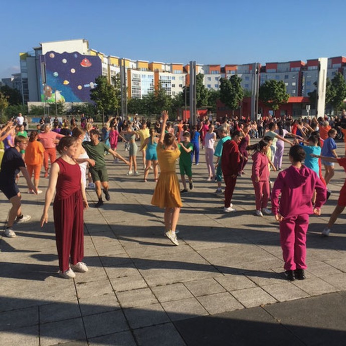 Gruppenchoreografie nach Sasha Waltz vor dem Rathaus in Marl (vergrößerte Bildansicht wird geöffnet)
