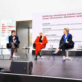 Vier Personen diskutieren auf dem Podium während der 12. Westfälischen Kulturkonferenz