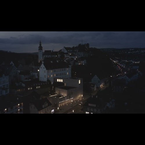 Das Sauerland-Museum von oben gesehen, in der Nacht