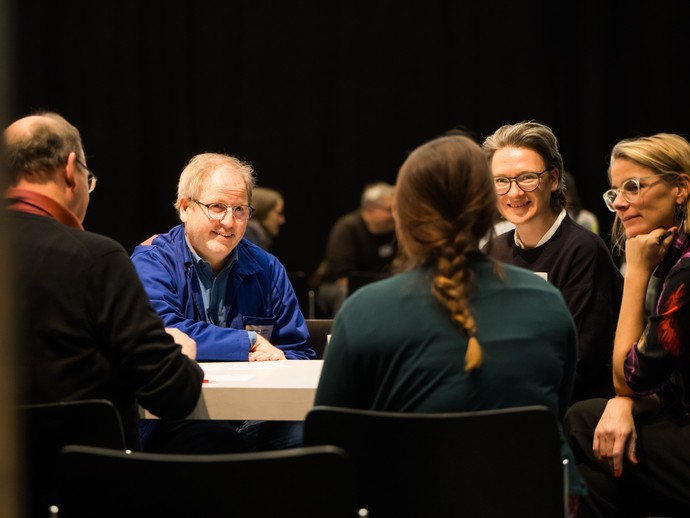 Konferenzteilnehmer:innen im Gespräch (vergrößerte Bildansicht wird geöffnet)