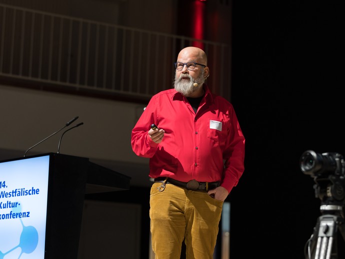 Ralph Burmester hält den Impulsvortrag zum Thema "Generative KI" (vergrößerte Bildansicht wird geöffnet)