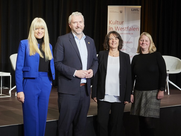 v.l.n.r. Dr. Barbara Rüschoff-Parzinger, Sebastian Wagemeyer, Andrea Hankeln, Eva Luise Roth (vergrößerte Bildansicht wird geöffnet)