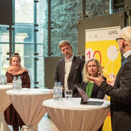 Die Referent:innen der 10. Westfälischen Kulturkonferenz auf der Bühne.