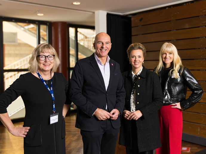 v.l. Dr. Yasmine Freigang, Dr. Georg Lunemann, Ina Brandes MdL, Dr. Barbara Rüschoff-Parzinger (vergrößerte Bildansicht wird geöffnet)