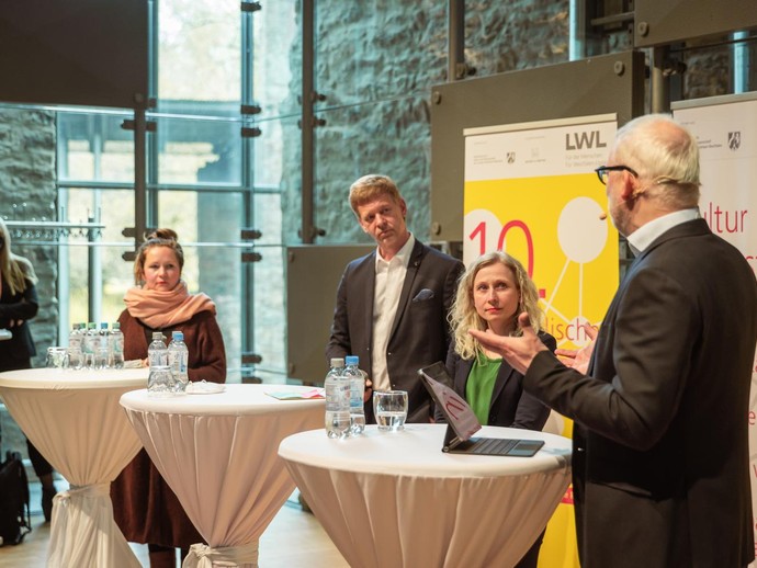 v.l.n.r. Frauke Dannert, Lars König, Jasmin Vogel, Prof. Dr. Klaus Selle, Dr. Barbara Rüschoff-Parzinger, Dr. Jörg Biesler (vergrößerte Bildansicht wird geöffnet)