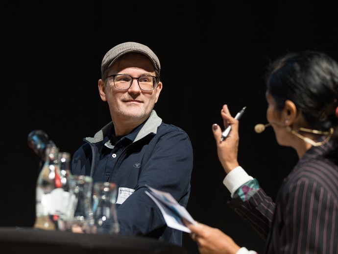 Markus Steinwender und Prasanna Oommen beim Podiumsgespräch (vergrößerte Bildansicht wird geöffnet)