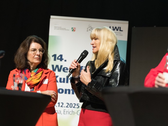 v. l.: Dr. Corinna Franz und Dr. Barbara Rüschoff-Parzinger beim Podiumsgespräch (vergrößerte Bildansicht wird geöffnet)