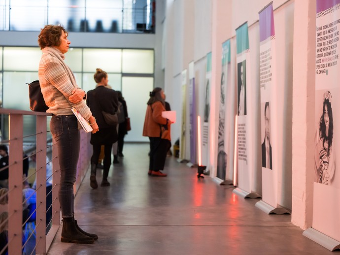 Eine Teilnehmerin bei der Galerie-Ausstellung des Info-Parcours (vergrößerte Bildansicht wird geöffnet)