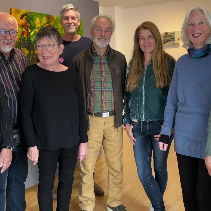 Gruppenbild mit den Künstler:innen der Produzentengalerie 13.14 (vergrößerte Bildansicht wird geöffnet)