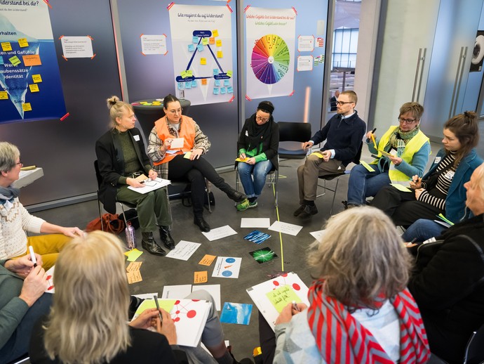 Konferenzteilnehmer:innen bei den Table Sessions (vergrößerte Bildansicht wird geöffnet)