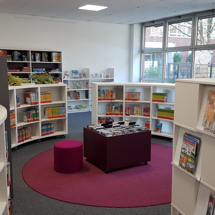 Bücherraum der Bücherei mit Leseecke (vergrößerte Bildansicht wird geöffnet)