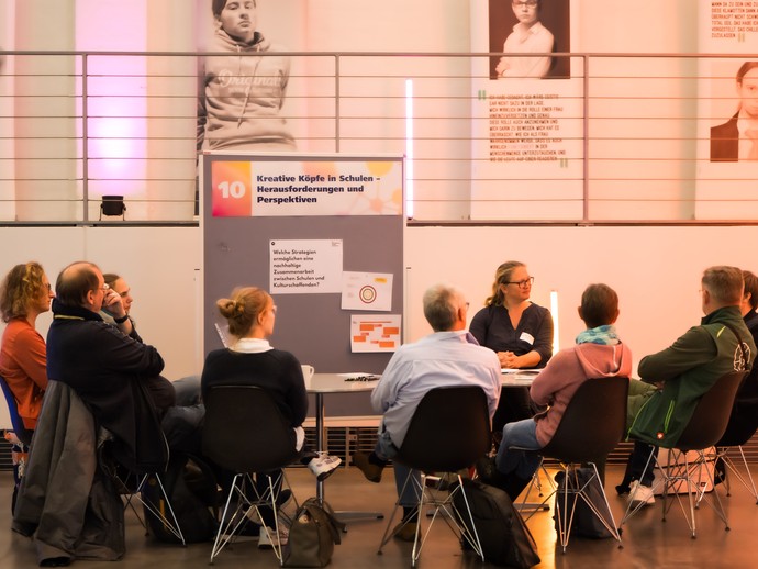 Konferenzteilnehmer:innen bei den Table Sessions (vergrößerte Bildansicht wird geöffnet)