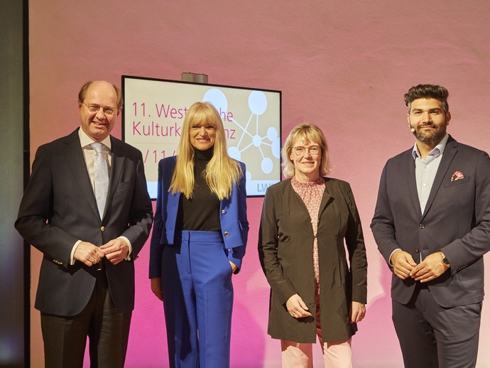 v.l.n.r. Dr. Olaf Gericke, Dr. Barbara Rüschoff-Parzinger, Dr. Yasmine Freigang, Hamzi Ismail (vergrößerte Bildansicht wird geöffnet)