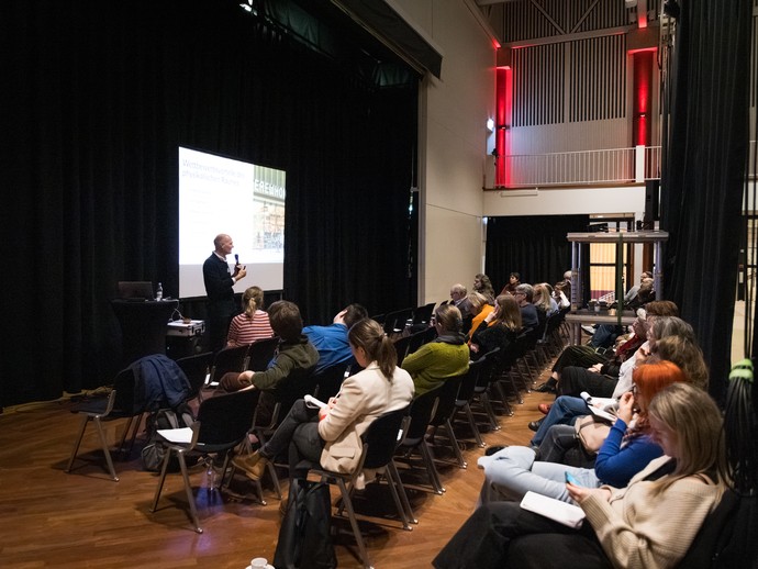 Stephan Ley leitete das Forum "KI und Nachhaltigkeit" (vergrößerte Bildansicht wird geöffnet)