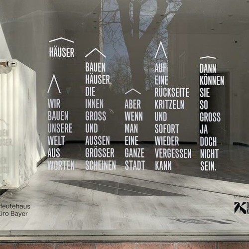 Ein Schaufenster mit Text. Kunstwerk der Initiative Dortmund Kreativ mit dem Titel: Die Welt auf eine Scheibe