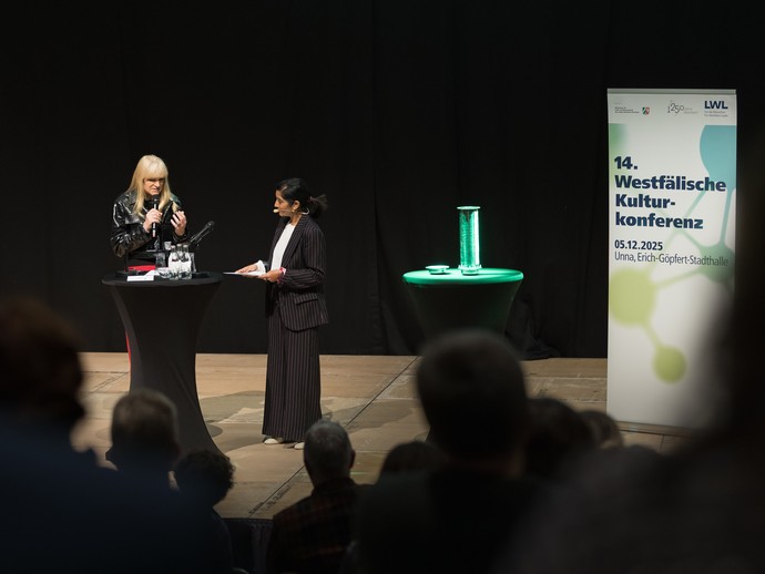 v. l.: Dr. Barbara Rüschoff-Parzinger und Prasanna Oommen bei der Reflexion der 14. Westfälischen Kulturkonferenz (vergrößerte Bildansicht wird geöffnet)