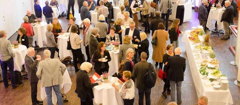 Die Teilnehmer:innen der Konferenz netzwerken beim Kaffeetrinken